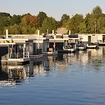 Cozy floating boatlodge Het Vrijthof