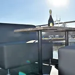 Cozy floating boatlodge Het Vrijthof